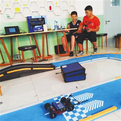 在雍陽(yáng)中學(xué)創(chuàng)客實(shí)驗(yàn)室 享受科技實(shí)驗(yàn)樂趣