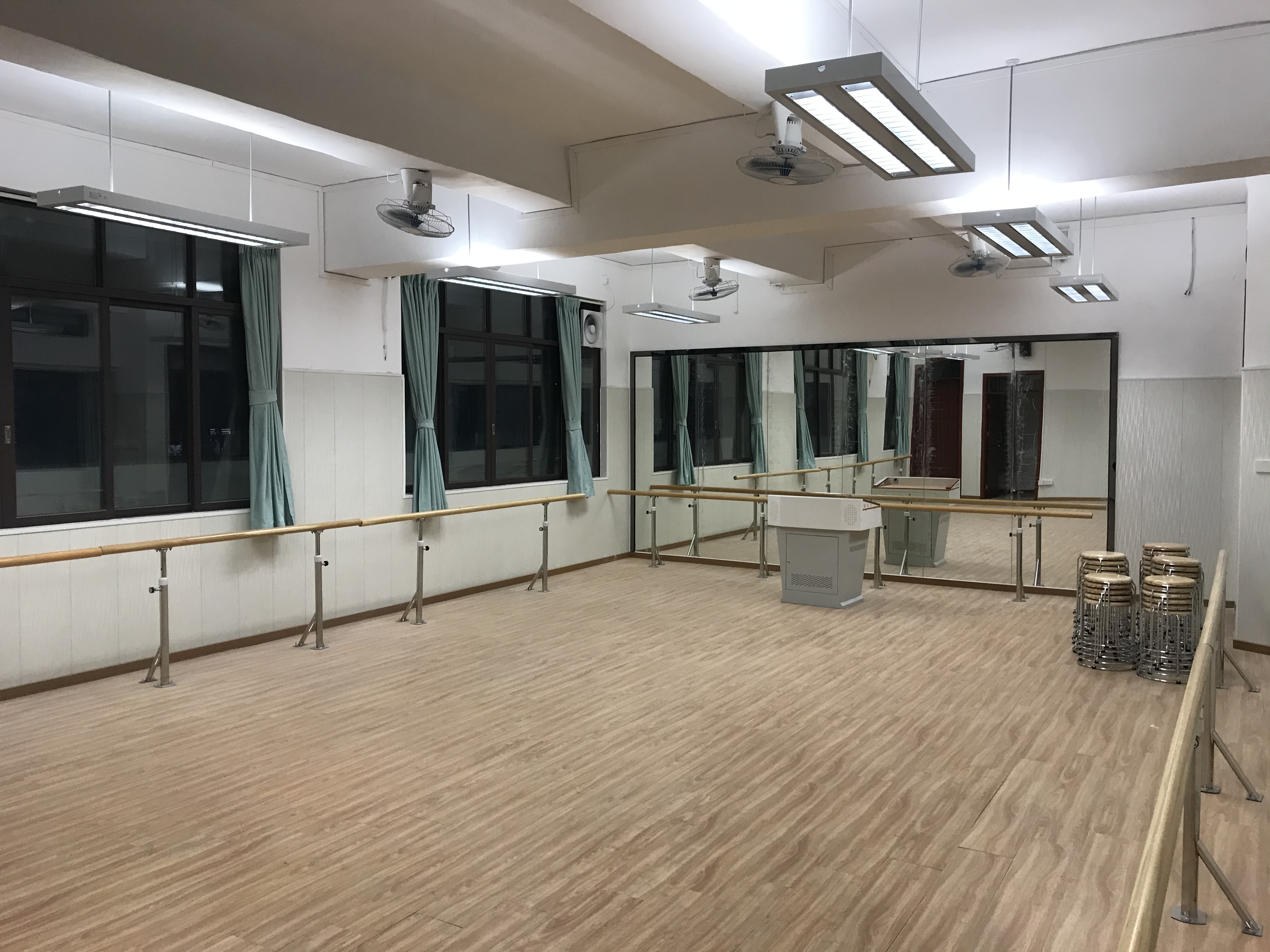 <a href='http://m.ea-led.com/chanpin/59-1.html' target='1' style='font-size:18px; font-weight:bold; color:#000000;'>舞蹈室</a>