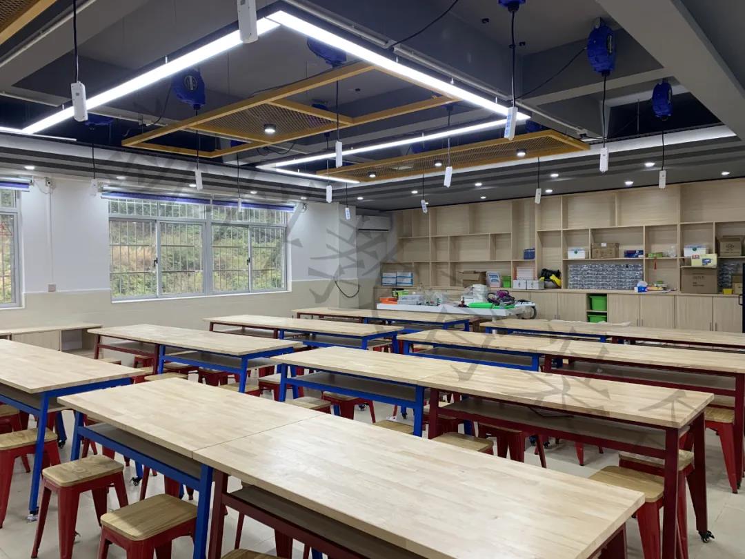 <a href='http://m.ea-led.com' target='1' style='font-size:14px; font-weight:bold; color:#0080ff;'>創客實驗室</a>