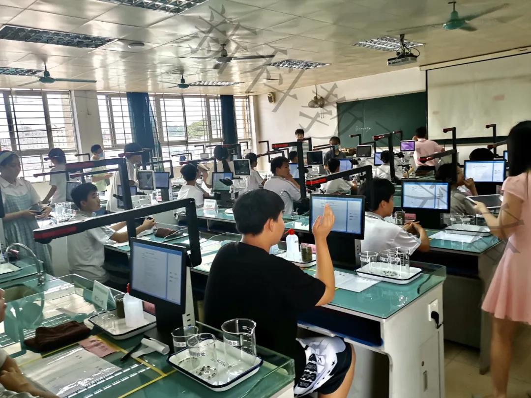 <a href='http://m.ea-led.com/' target='1' style='font-size:14px; font-weight:bold; color:#0080ff;'>物理實驗室</a>考試系統