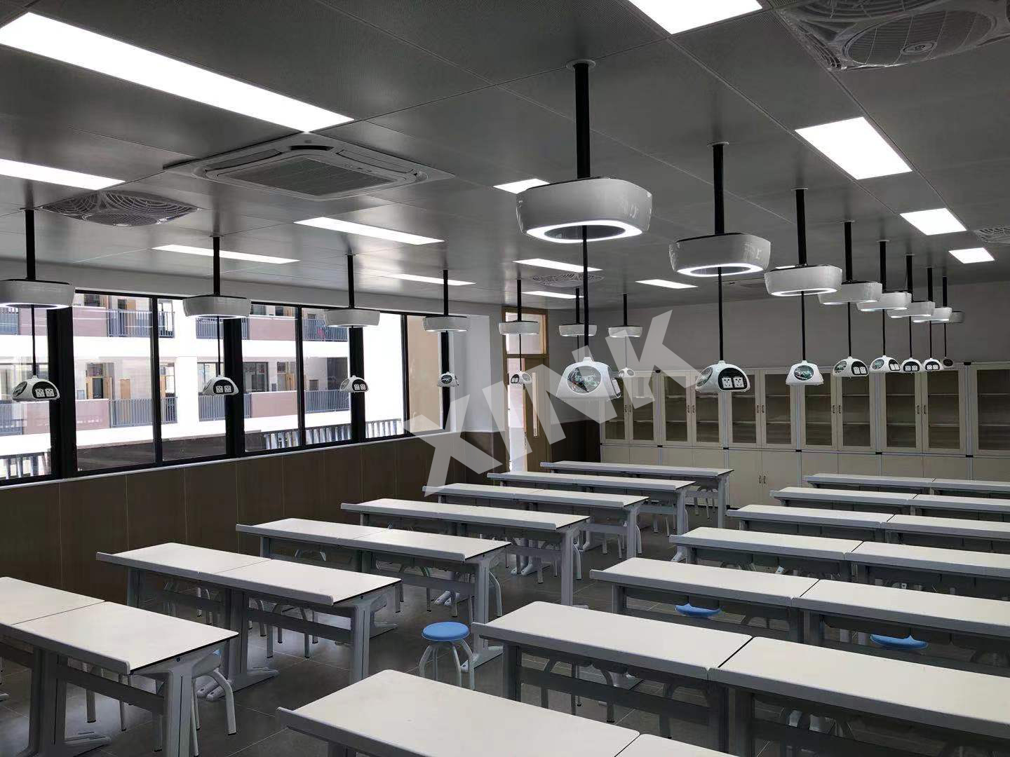 吊裝<a href='http://m.ea-led.com/' target='1' style='font-size:14px; font-weight:bold; color:#0080ff;'>物理實驗室</a>