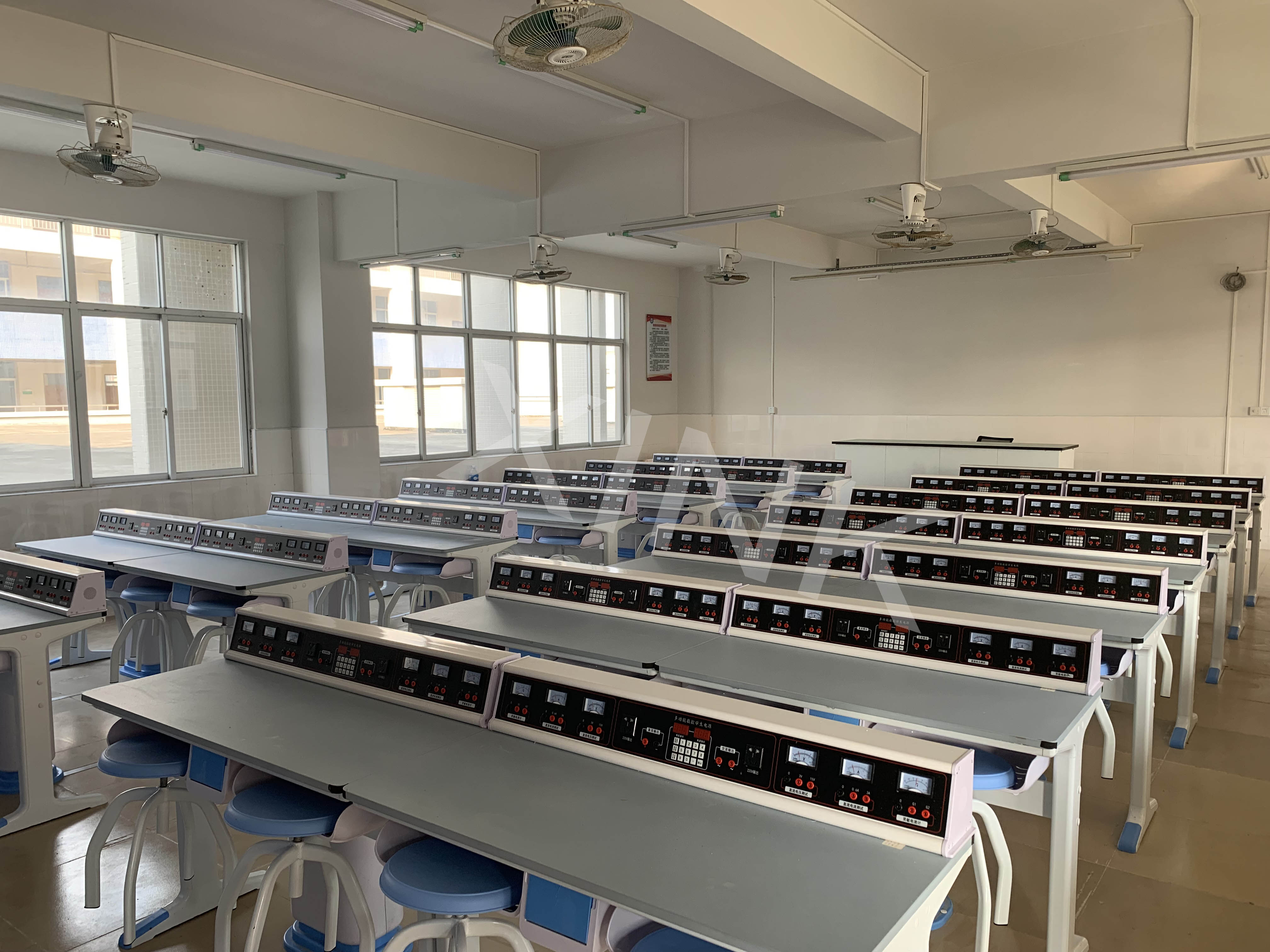 <a href='http://m.ea-led.com/' target='1' style='font-size:14px; font-weight:bold; color:#0080ff;'>物理實驗室</a>