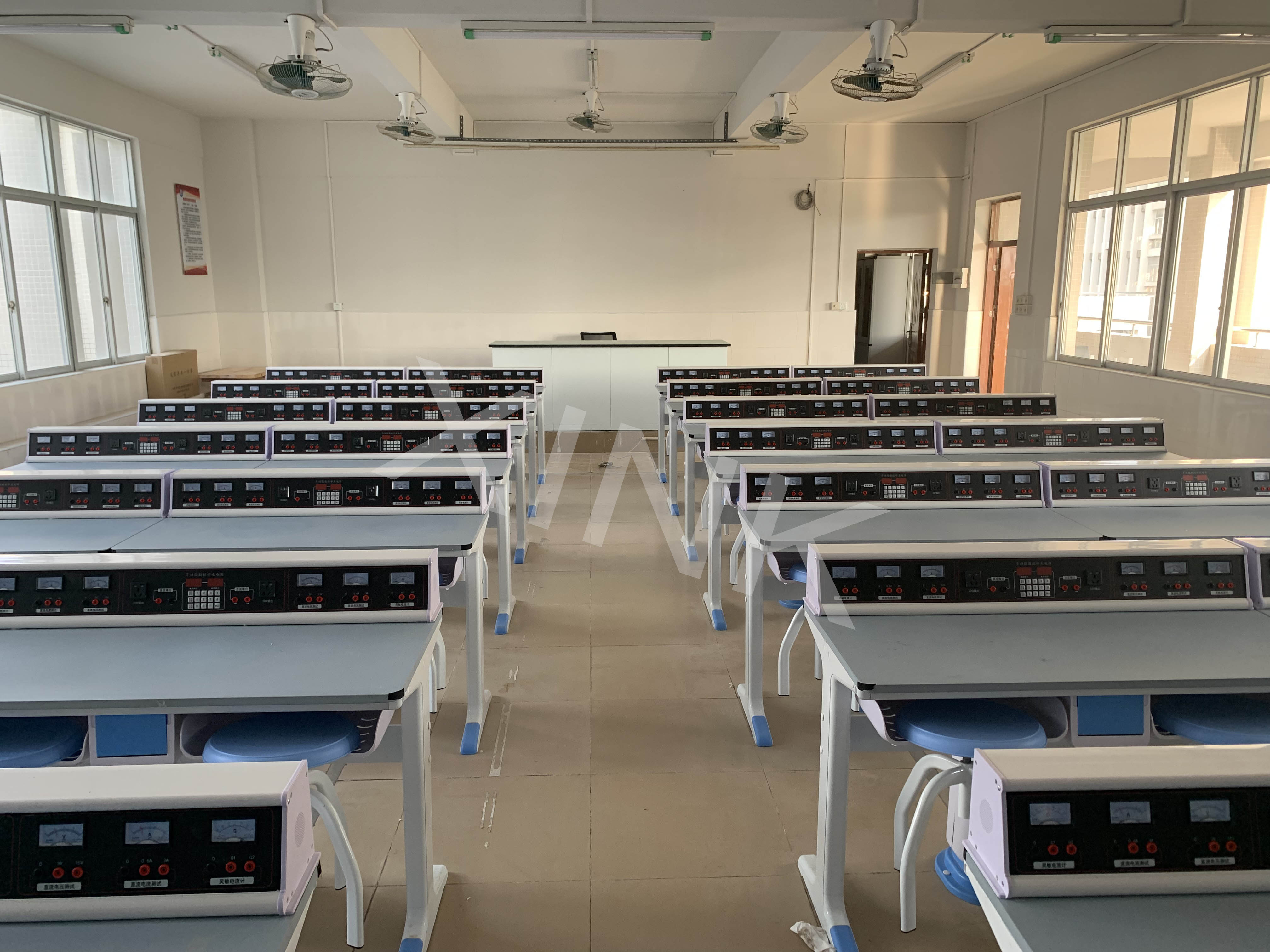 <a href='http://m.ea-led.com/' target='1' style='font-size:14px; font-weight:bold; color:#0080ff;'>物理實驗室</a>