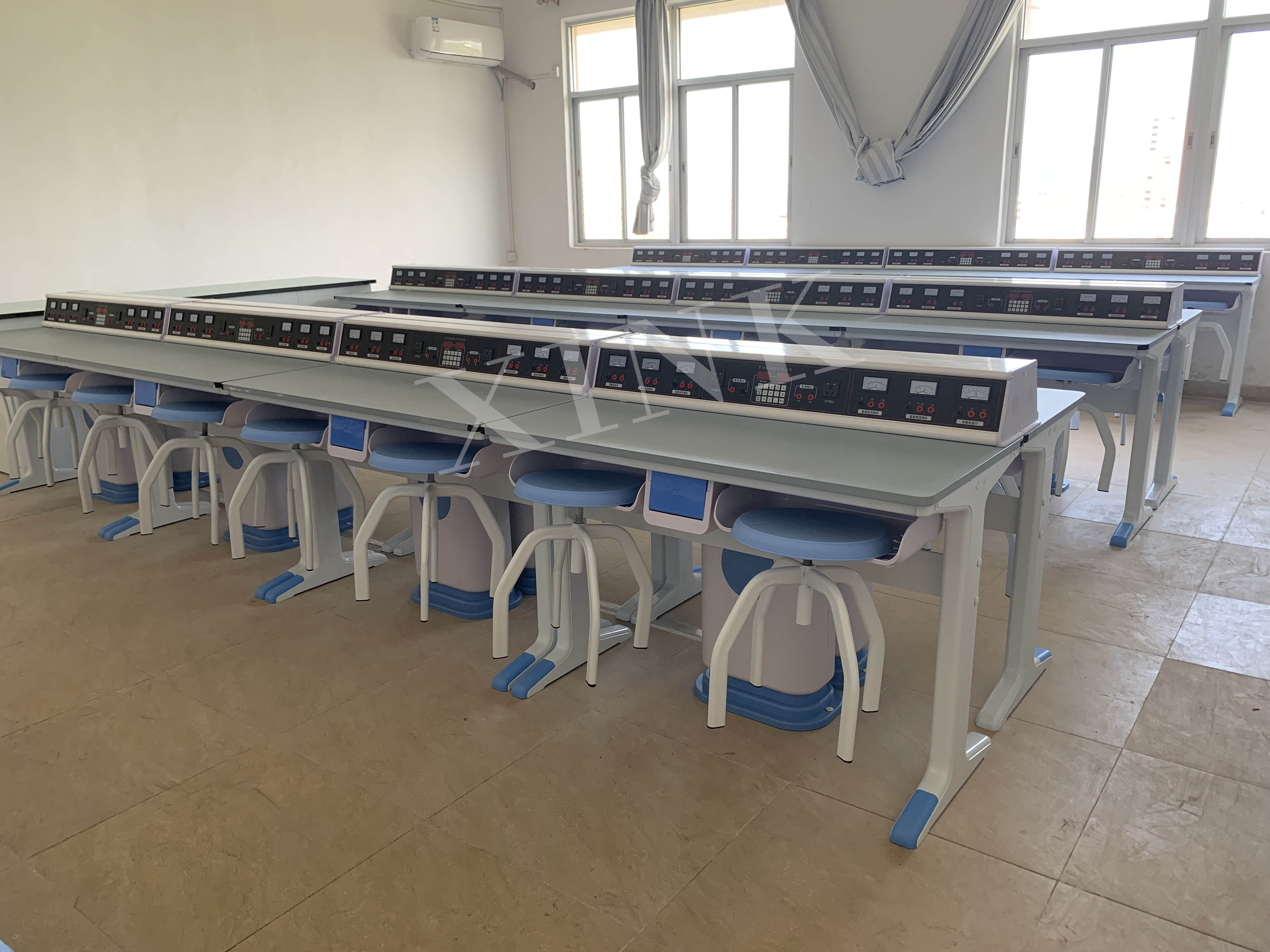 電學(xué)<a href='http://m.ea-led.com/' target='1' style='font-size:14px; font-weight:bold; color:#0080ff;'>物理實(shí)驗(yàn)室</a>