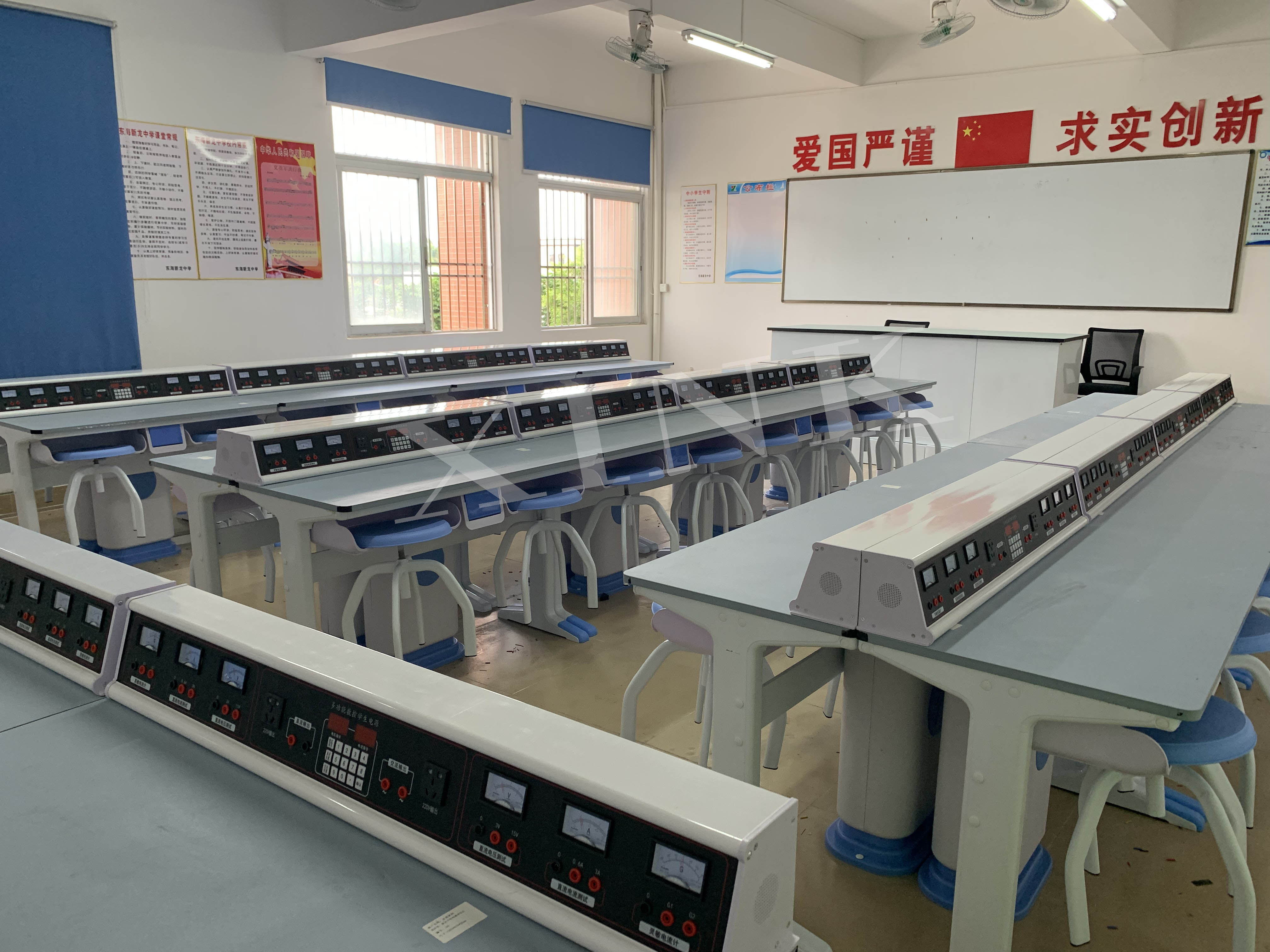 電學<a href='http://m.ea-led.com/' target='1' style='font-size:14px; font-weight:bold; color:#0080ff;'>物理實驗室</a>