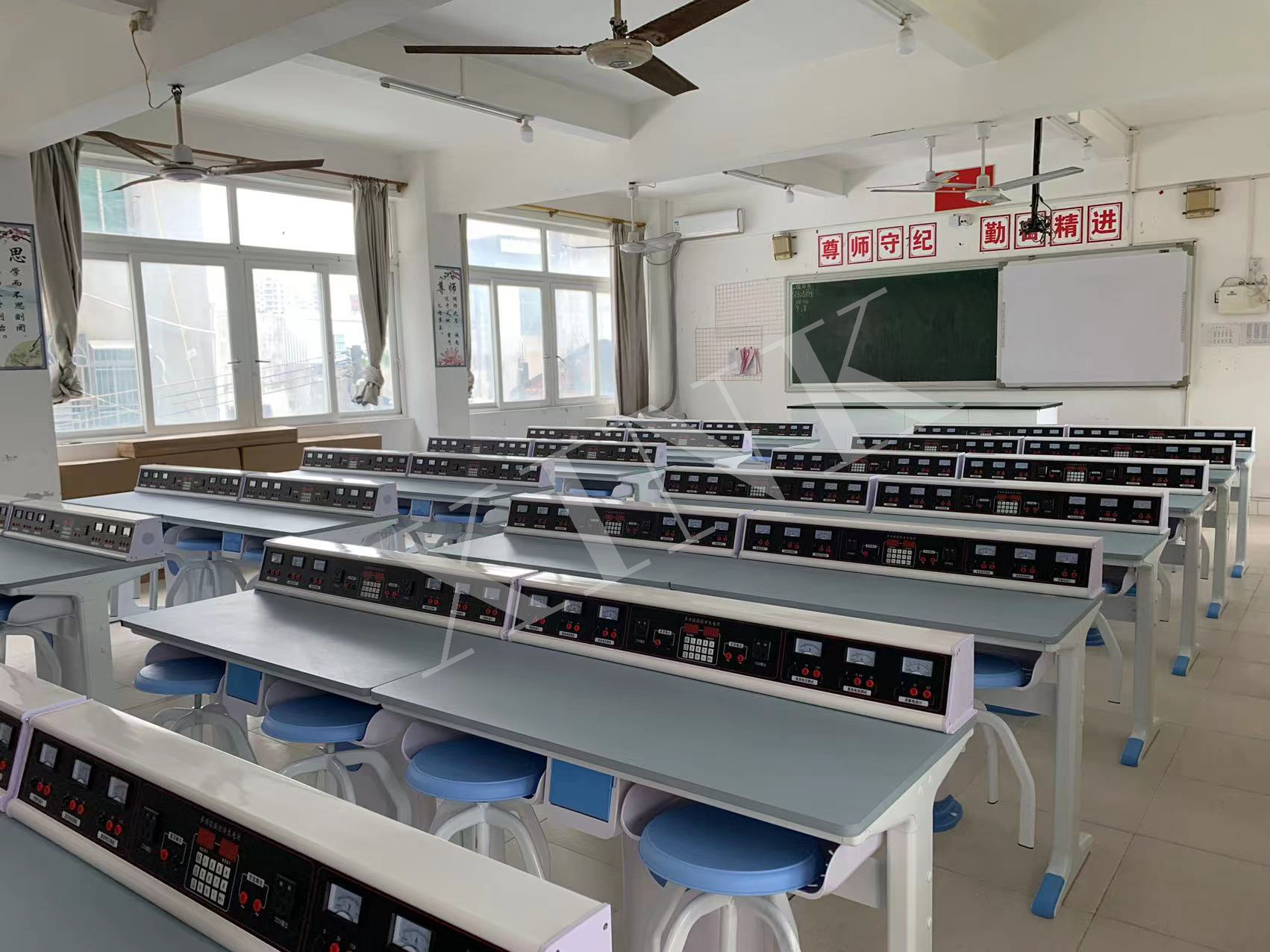 電學<a href='http://m.ea-led.com/' target='1' style='font-size:14px; font-weight:bold; color:#0080ff;'>物理實驗室</a>