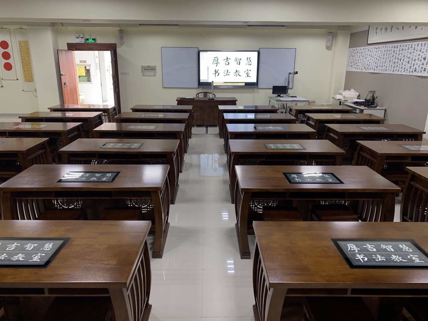 智慧<a href='http://m.ea-led.com/chanpin/57-1.html' target='1' style='font-size:18px; font-weight:bold; color:#000000;'>書法室</a>