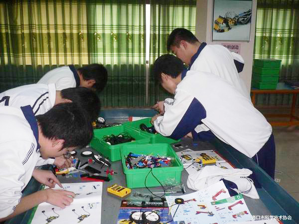 <a href='http://m.ea-led.com/chanpin/60-1.html' target='1' style='font-size:18px; font-weight:bold; color:#000000;'>機器人功能室</a>